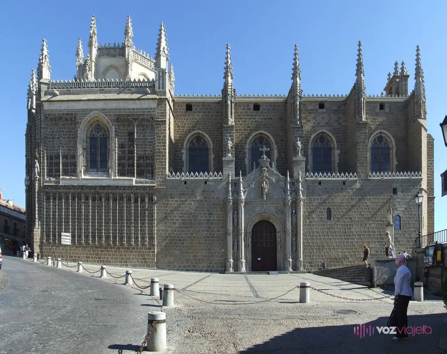 El exterior de la iglesia de San Juan de los Reyes desde la plaza, con su portada, los pináculos y el cimborrio a la izquierda