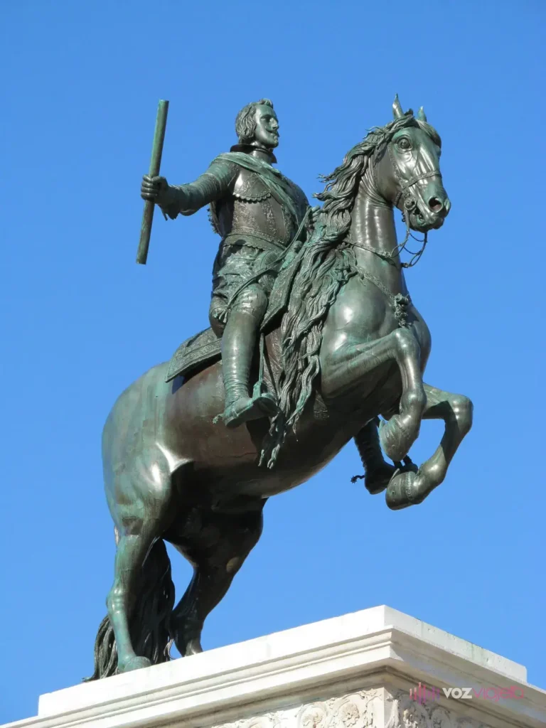La estatua ecuestre de Felipe IV en la Plaza de Oriente, con el caballo levantado sobre las patas traseras y el rey con el bastón de mando