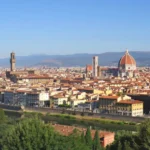Florencia desde el Piazzale Michelangelo: la cúpula de Brunelleschi y el campanario de Giotto a la derecha, la torre del Palazzo Vecchio a la izquierda y el Arno al pie