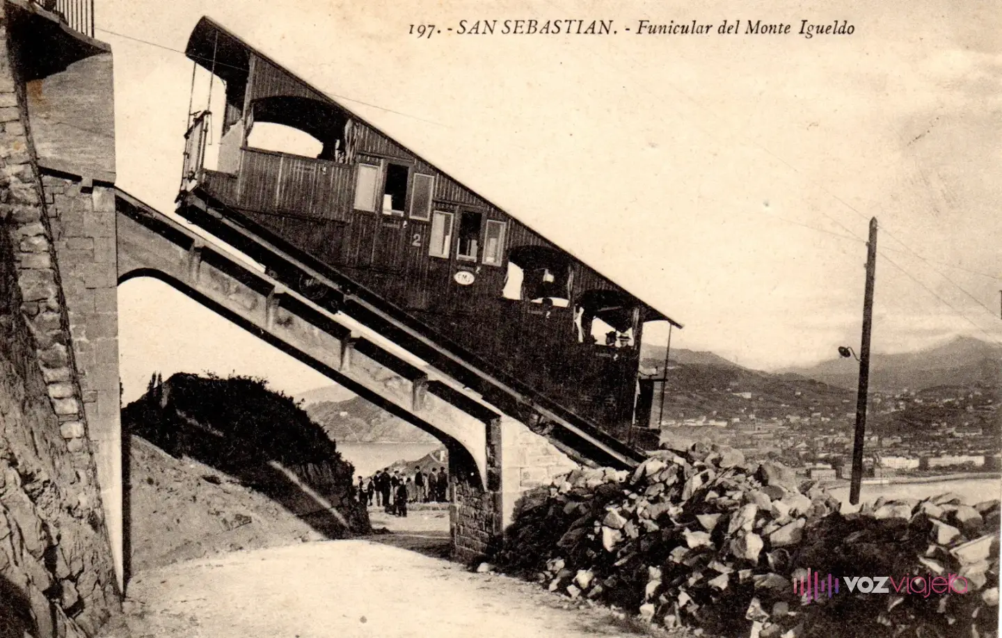 Postal antigua en blanco y negro del funicular del Monte Igueldo: un vagón sube por la ladera sobre un puente de la vía