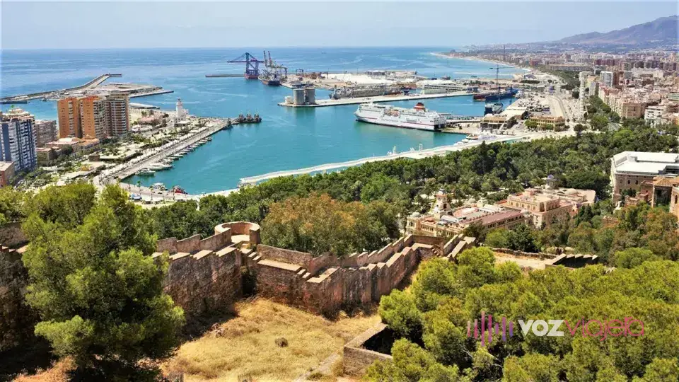 Miniatura del vídeo de Andalucía Viajes: el puerto de Málaga y las murallas de Gibralfaro vistos desde lo alto del monte