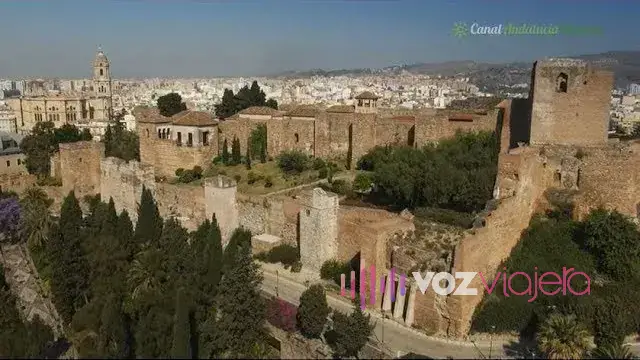 Miniatura del vídeo de Canal Sur Turismo: las murallas y torres de la Alcazaba de Málaga vistas desde el aire