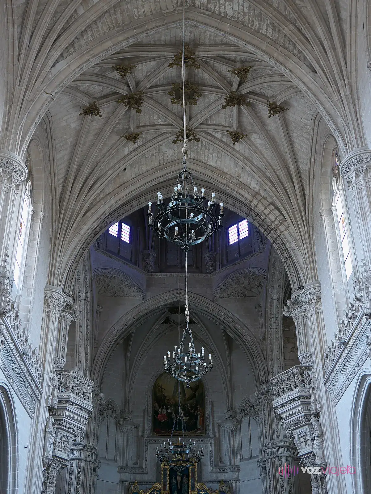 La nave de la iglesia de San Juan de los Reyes vista hacia la cabecera, con las bóvedas de crucería, el cimborrio y las tribunas reales a los lados