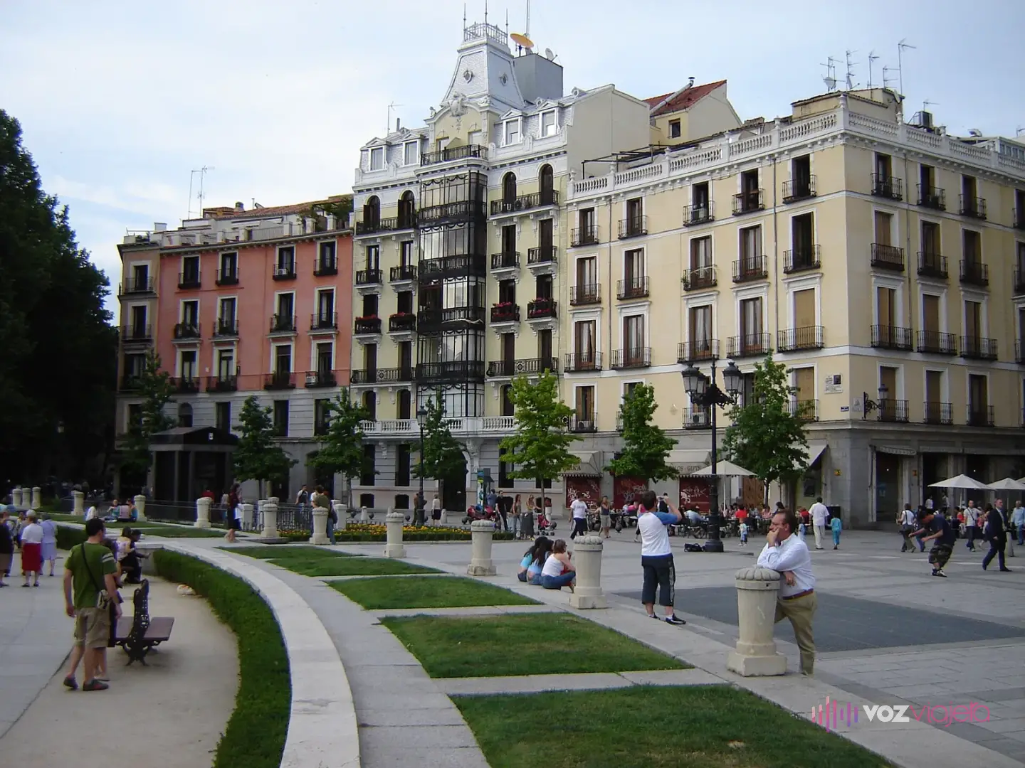 El lado curvo de la Plaza de Oriente, con parterres de césped, bolardos de piedra y los edificios de viviendas del siglo XIX