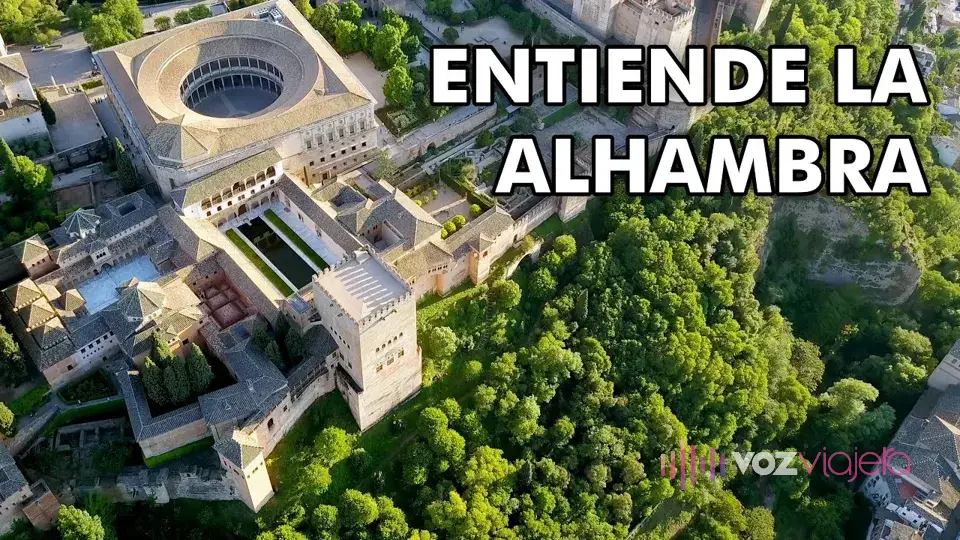Miniatura del vídeo «La Alhambra explicada»: vista aérea del Palacio de Carlos V y los palacios nazaríes entre árboles, con el rótulo «Entiende la Alhambra»
