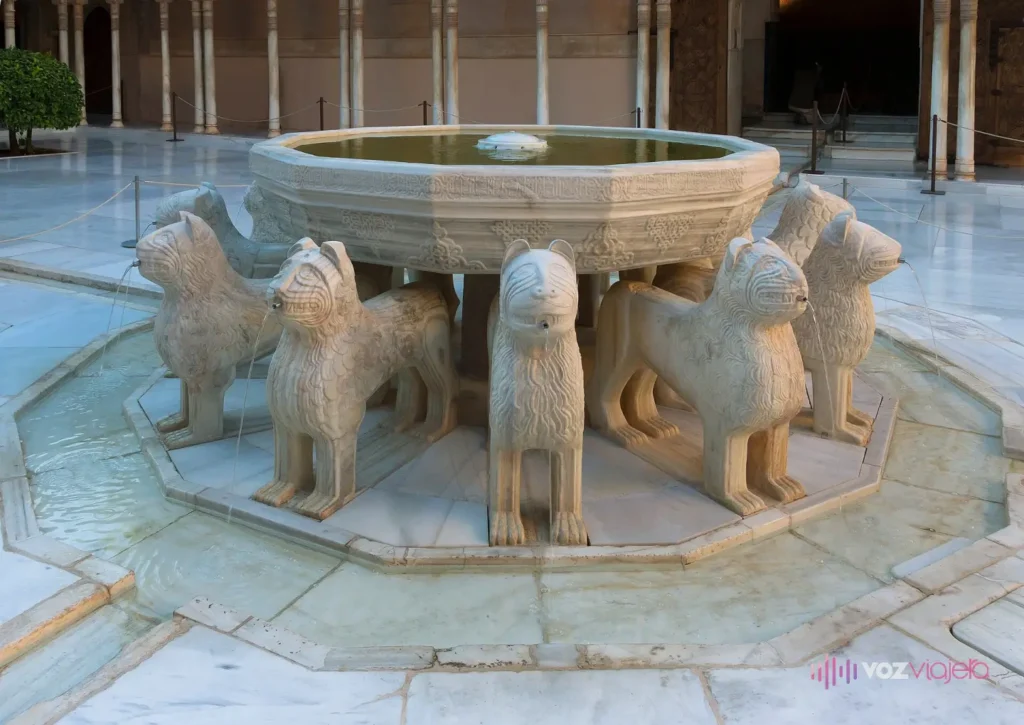 La Fuente de los Leones de la Alhambra: una taza de mármol de 12 lados sostenida por 12 leones de mármol, en el centro del Patio de los Leones