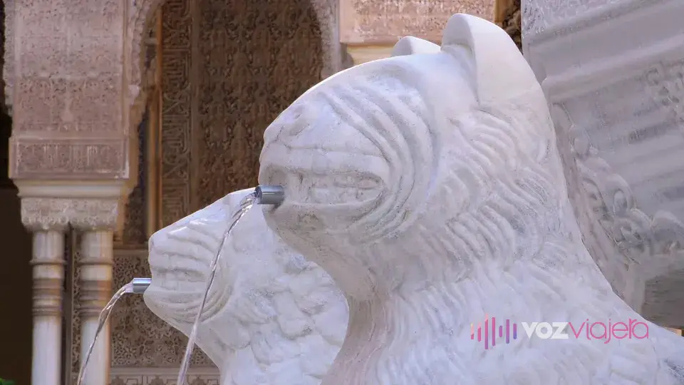 Fotograma del vídeo del Patronato Provincial de Turismo de Granada: 2 de los leones de mármol de la Fuente de los Leones echando agua por la boca