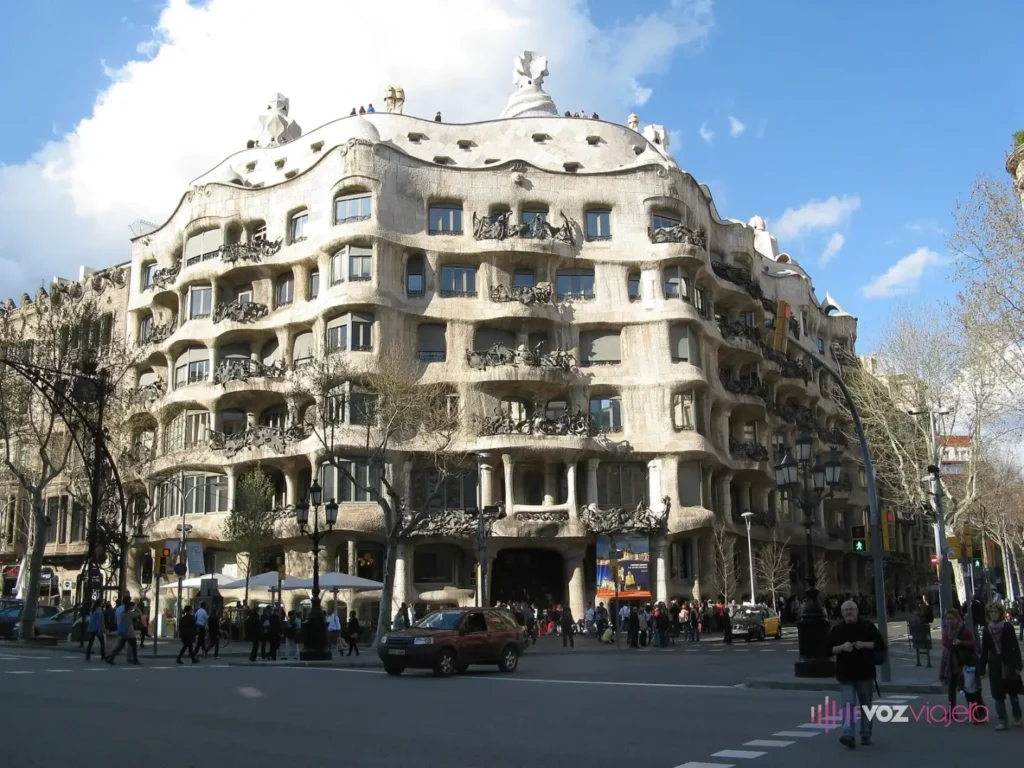 La fachada ondulada de piedra de La Pedrera en la esquina de Passeig de Gràcia con Provença, con sus balcones de hierro y la azotea con chimeneas y escaleras asomando arriba