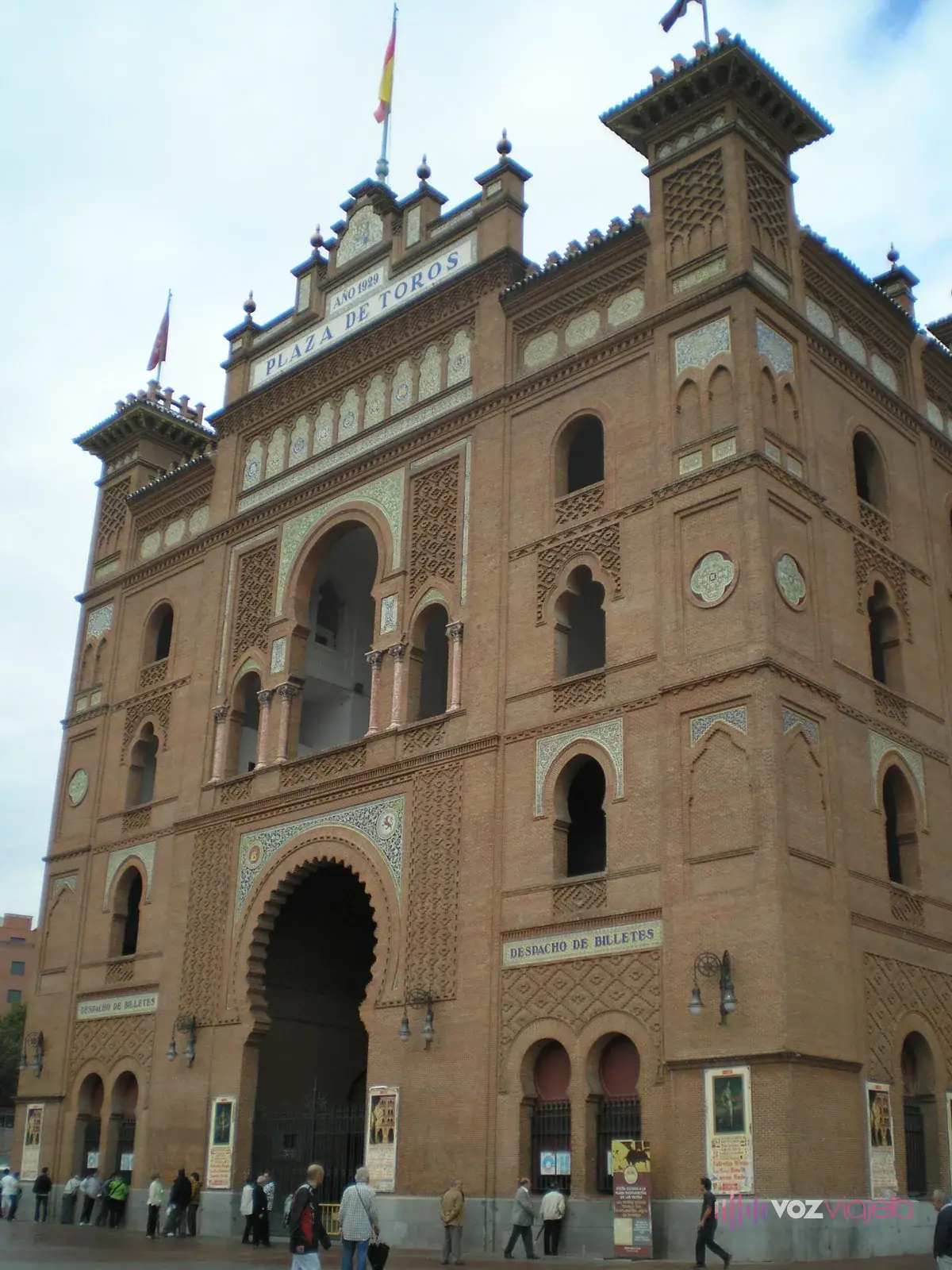 Torre central de Las Ventas con el gran arco de herradura de la Puerta Grande, el rótulo Plaza de Toros y banderas en lo alto