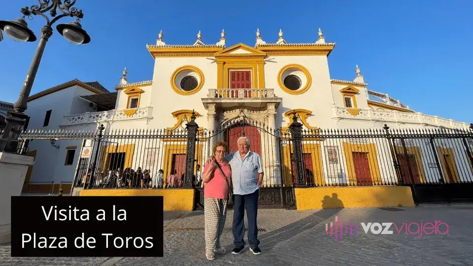 Miniatura del vídeo de Sevilla Accesible: dos visitantes ante la portada principal de la plaza de toros de la Maestranza