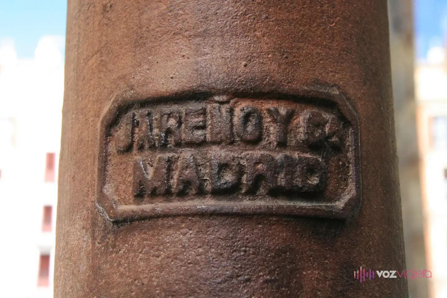 Detalle de una columna de hierro fundido del Mercado de San Miguel con la marca en relieve J. Jareño y C.ª Madrid