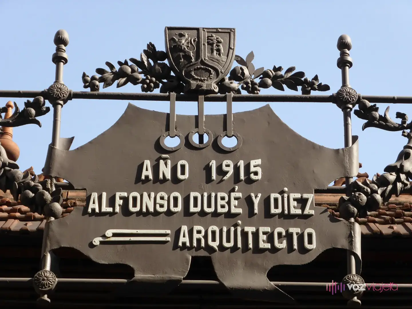 Rótulo de hierro del Mercado de San Miguel con el escudo de Madrid y el texto Año 1915, Alfonso Dubé y Díez, Arquitecto