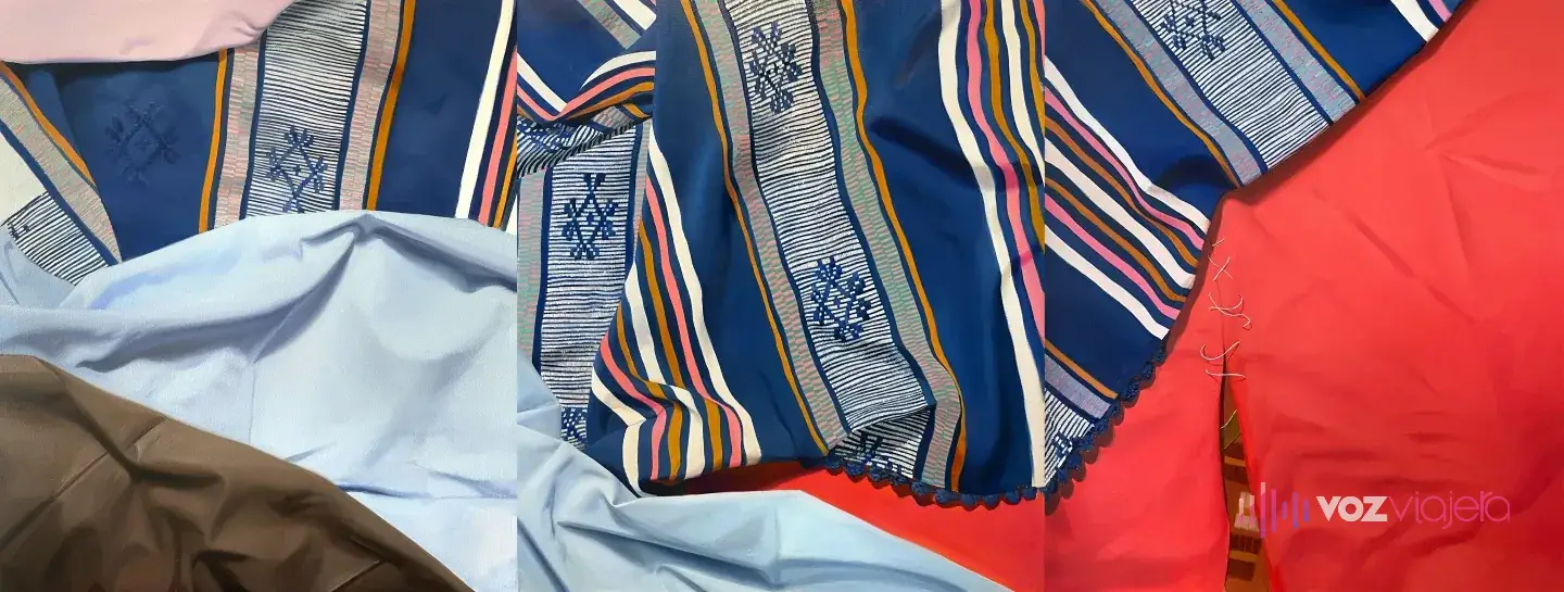 Detalle de Fardo, de Andrea Canepa: telas pintadas superpuestas en azul marino con bandas de rayas, celeste, rojo y marrón