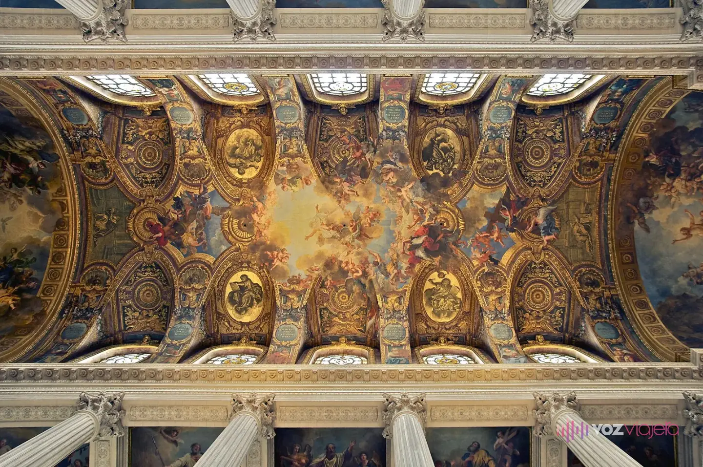 Bóveda pintada de la Capilla Real de Versalles, con escenas al fresco, molduras doradas y columnas blancas debajo