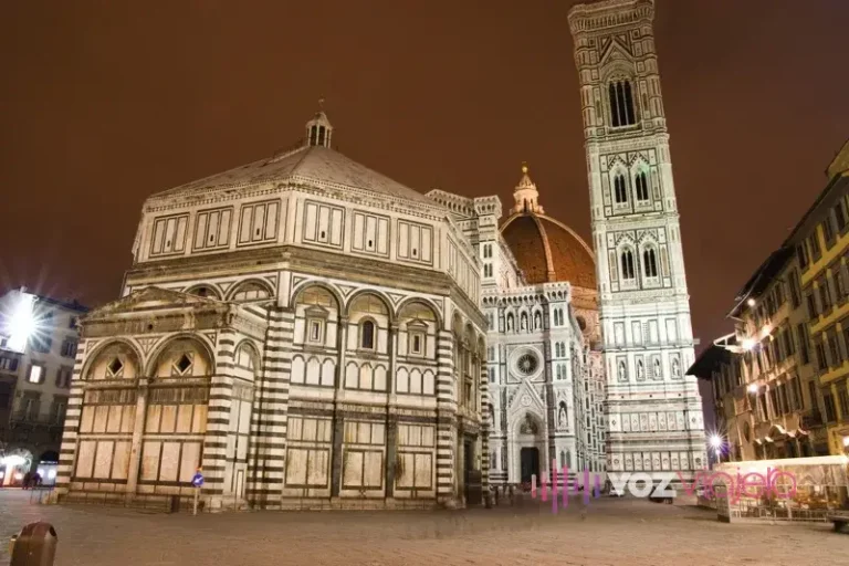 Piazza del Duomo de Florencia de noche: el Baptisterio octogonal delante, la fachada de Santa Maria del Fiore con la cúpula detrás y el Campanile de Giotto a la derecha