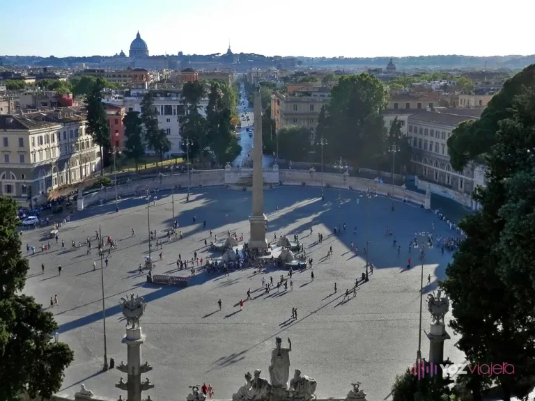 La Piazza del Popolo vista desde la terraza del Pincio, con el obelisco Flaminio en el centro y la cúpula de San Pedro al fondo