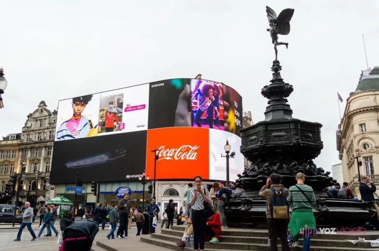 La fuente del Shaftesbury Memorial con su figura alada en lo alto y, detrás, la gran pantalla curva de Piccadilly Lights con anuncios
