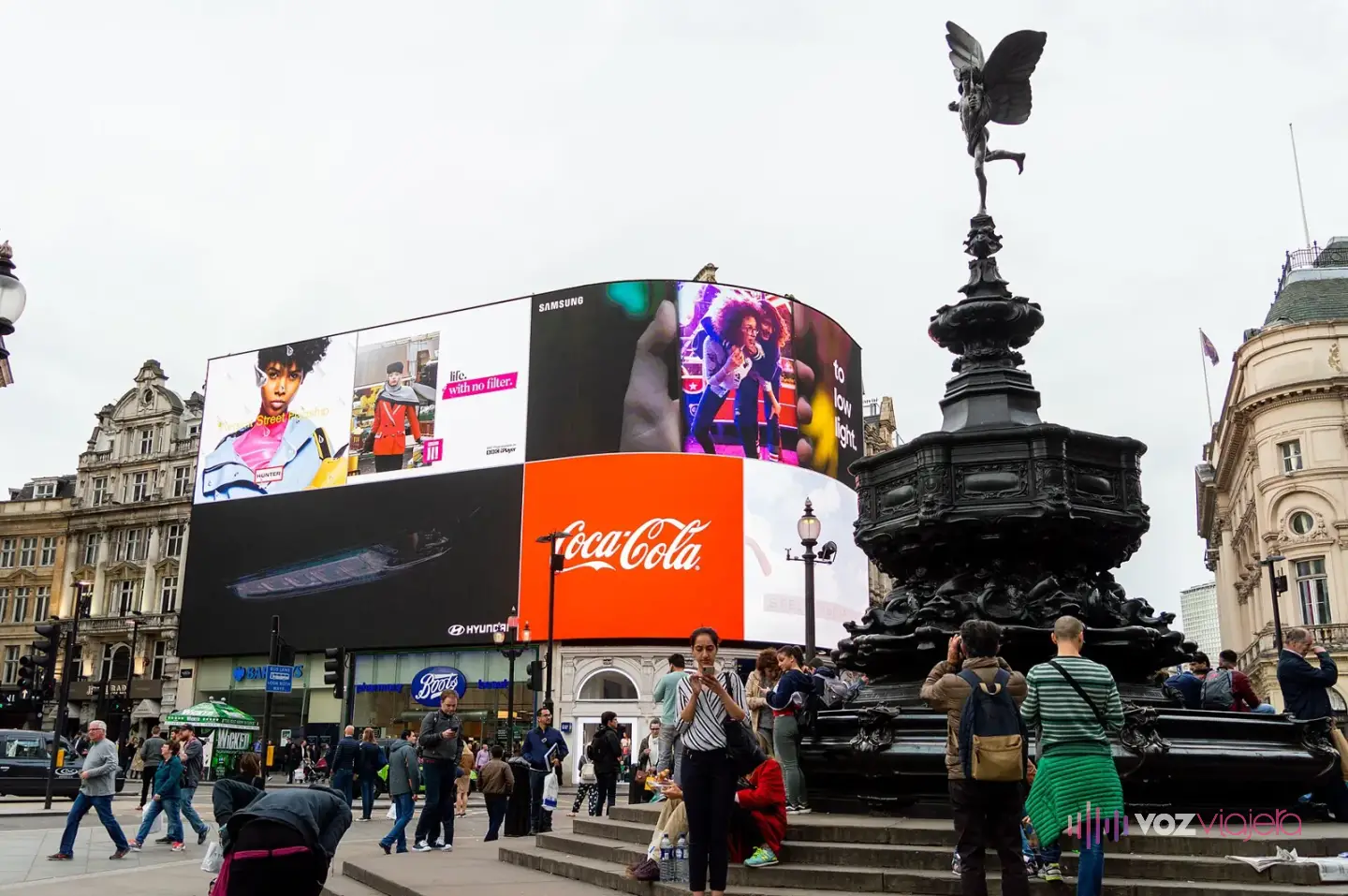 La fuente del Shaftesbury Memorial con su figura alada en lo alto y, detrás, la gran pantalla curva de Piccadilly Lights con anuncios