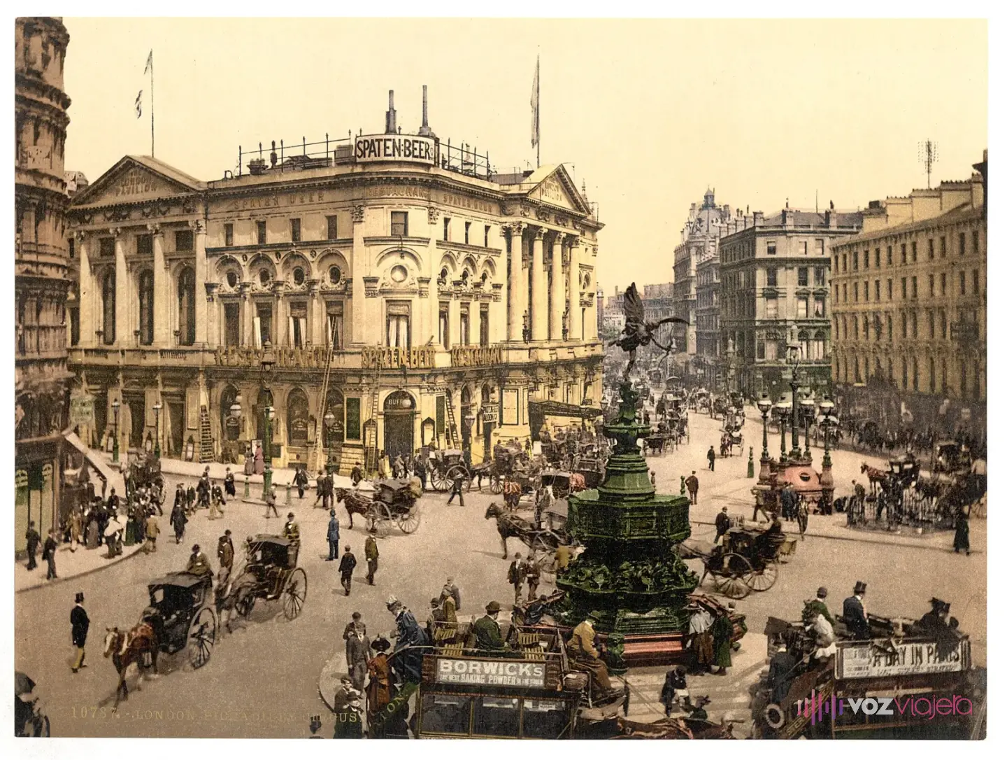 Fotocromo coloreado de Piccadilly Circus en la década de 1890, con la fuente en el centro, coches de caballos y ómnibus alrededor