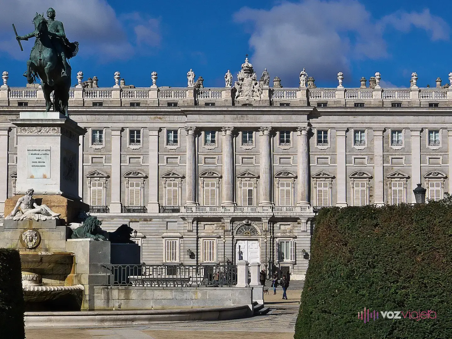 El monumento a Felipe IV en la Plaza de Oriente con la fachada oriental del Palacio Real detrás y los setos del jardín a los lados