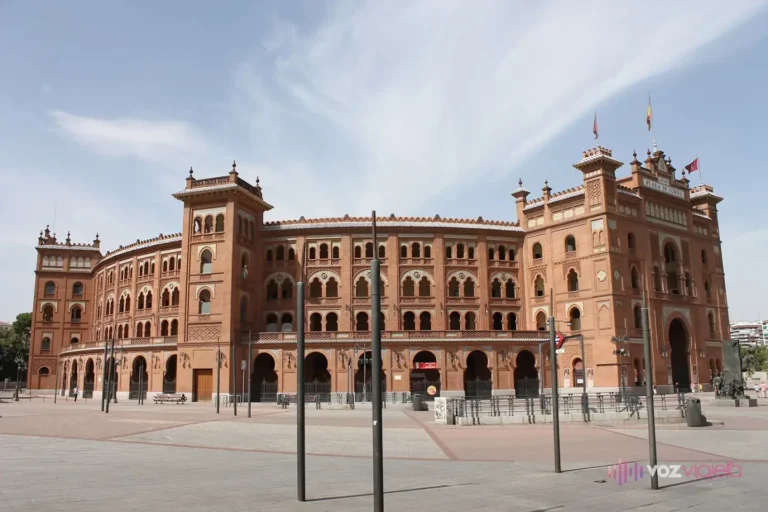Fachada neomudéjar de la Plaza de Toros de Las Ventas, de ladrillo rojo con arcos de herradura, torres en los extremos y la explanada delante