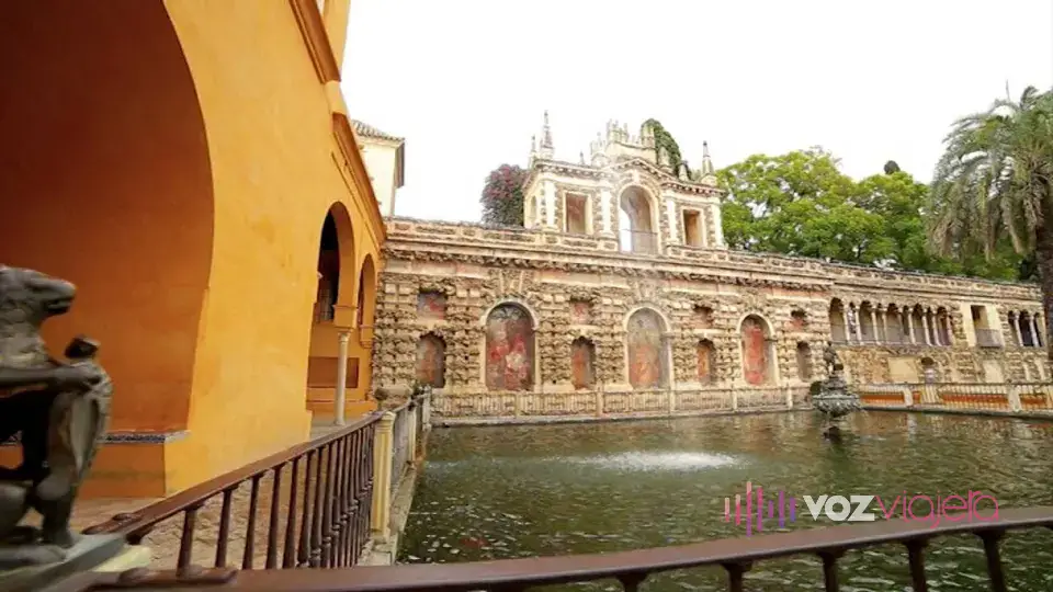 Fotograma del vídeo oficial del Real Alcázar de Sevilla: el Estanque de Mercurio y la Galería del Grutesco vistos desde un arco del palacio