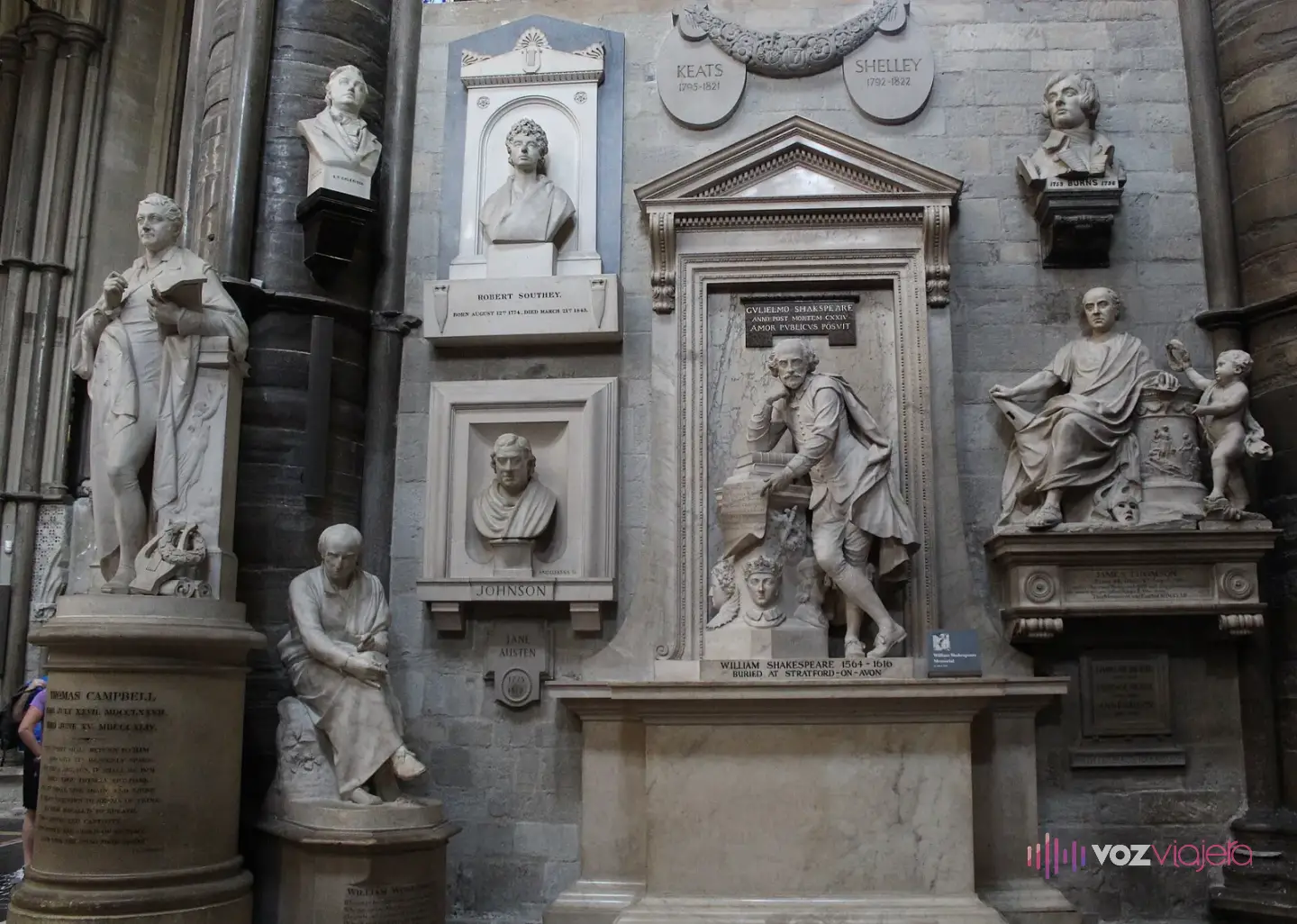 Bustos, estatuas y lápidas de mármol en el Rincón de los Poetas de la abadía de Westminster