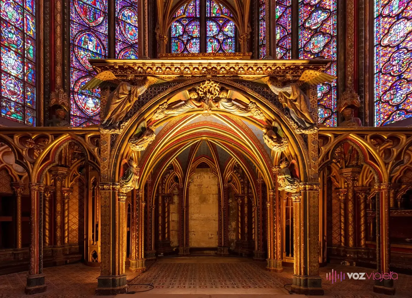 La tribuna de las reliquias en el ábside de la capilla alta de la Sainte-Chapelle, un baldaquino dorado con arcos góticos bajo las vidrieras