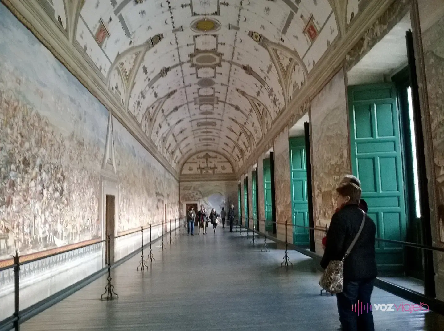 Sala de las Batallas de El Escorial: una galería larga con bóveda decorada y frescos de escenas de batalla a lo largo de la pared