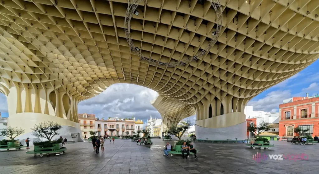 La Plaza Mayor de las Setas de Sevilla bajo los parasoles de madera, con bancos, macetas y visitantes paseando a la sombra