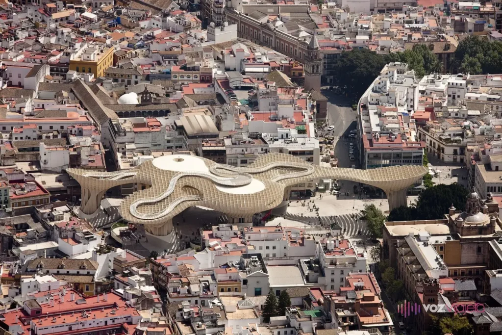 Vista aérea de las Setas de Sevilla: la cubierta ondulada de madera clara sobre la Plaza de la Encarnación, rodeada por los tejados del casco antiguo