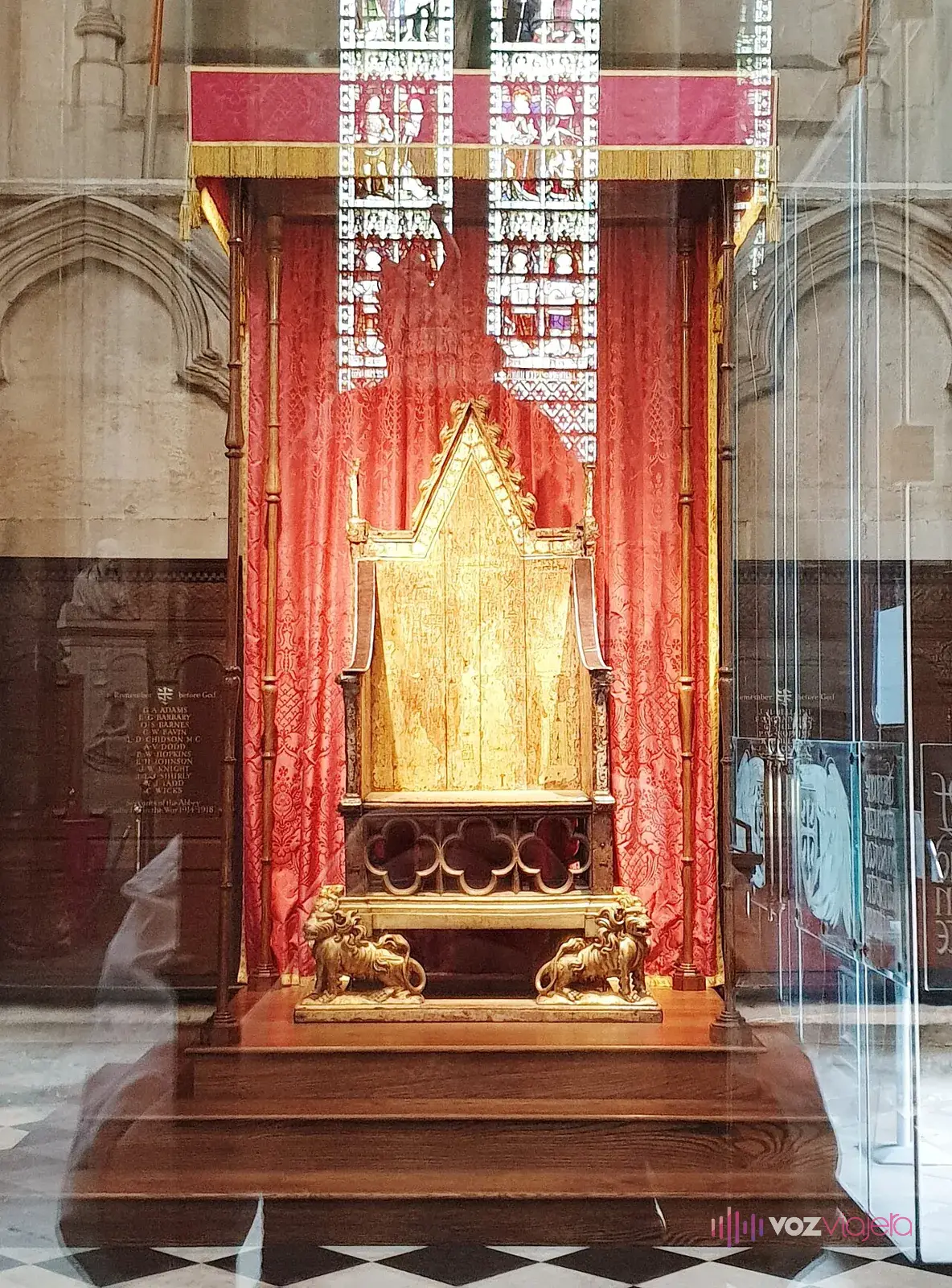 La Silla de la Coronación de la abadía de Westminster, un trono de madera con restos de dorado y leones dorados en la base