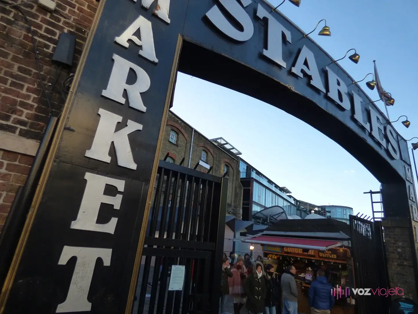 Arco de hierro con el rótulo Stables Market en la entrada desde Chalk Farm Road