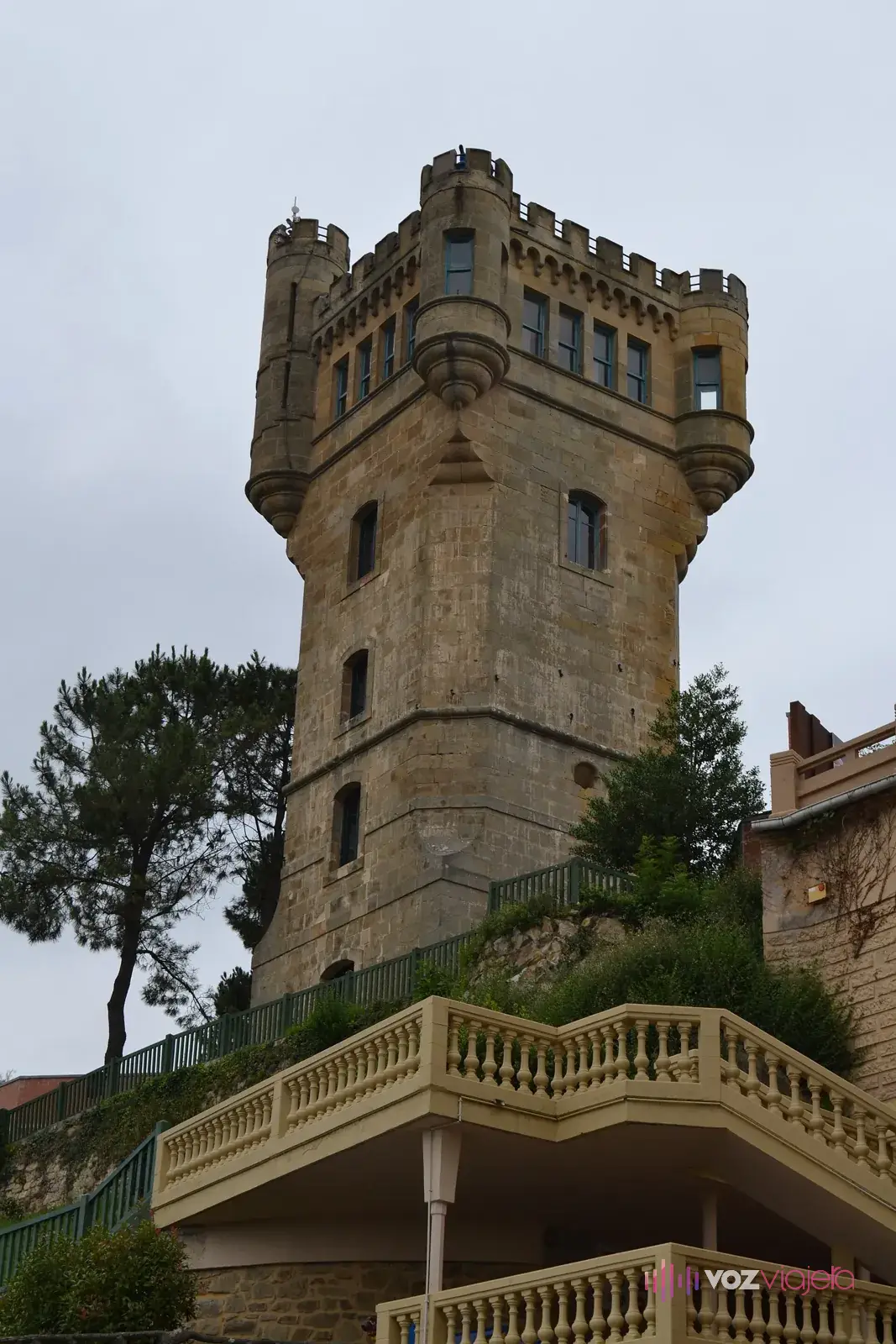 El torreón de piedra del Monte Igueldo, con almenas y torrecillas en las esquinas, sobre una terraza con balaustrada