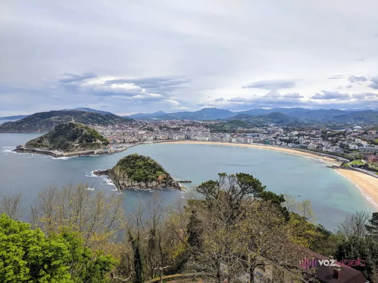 Vista de San Sebastián desde el Monte Igueldo: la bahía de La Concha con la isla de Santa Clara en el centro, el monte Urgull detrás y la playa a la derecha