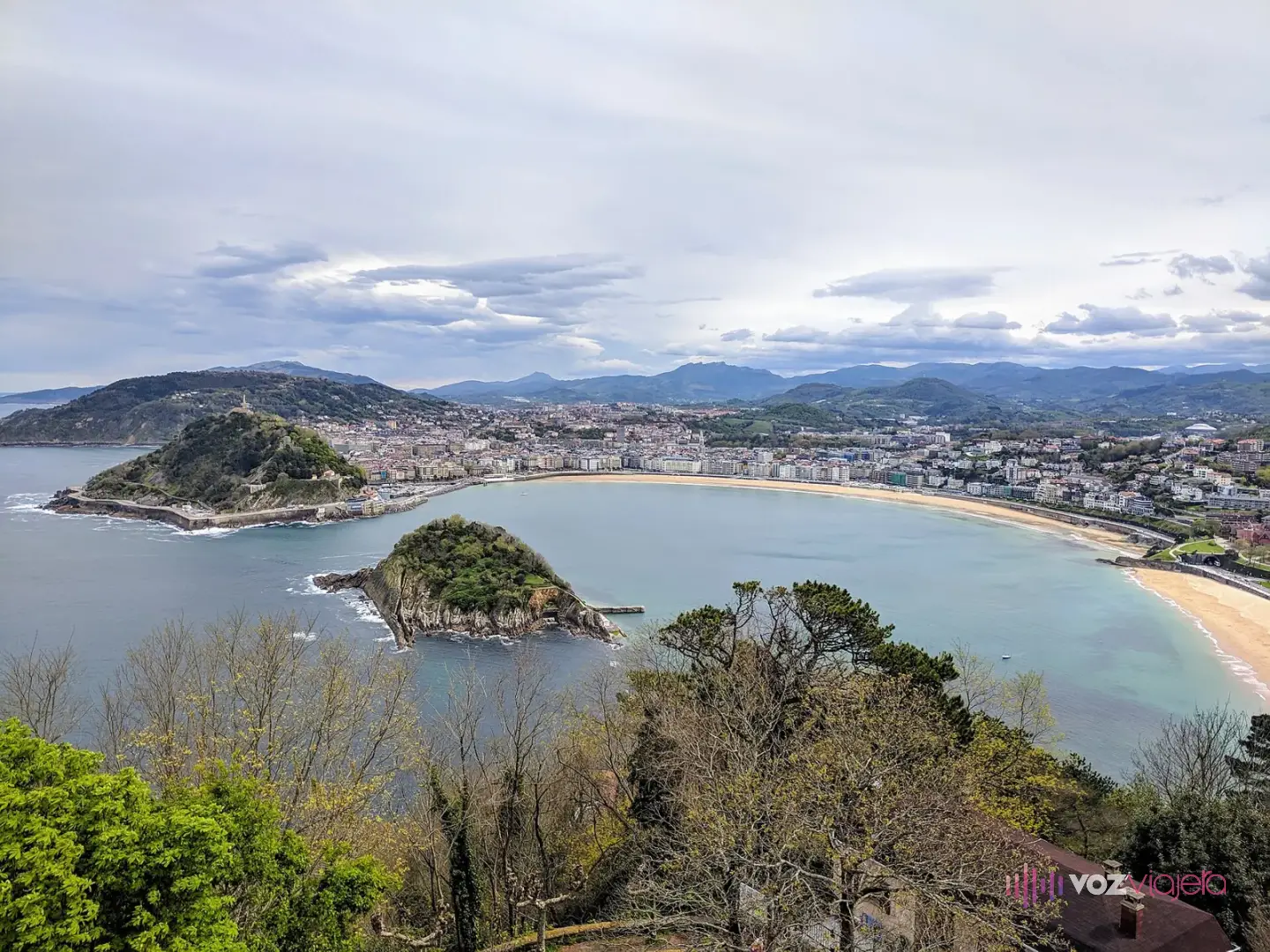 Vista de San Sebastián desde el Monte Igueldo: la bahía de La Concha con la isla de Santa Clara en el centro, el monte Urgull detrás y la playa a la derecha