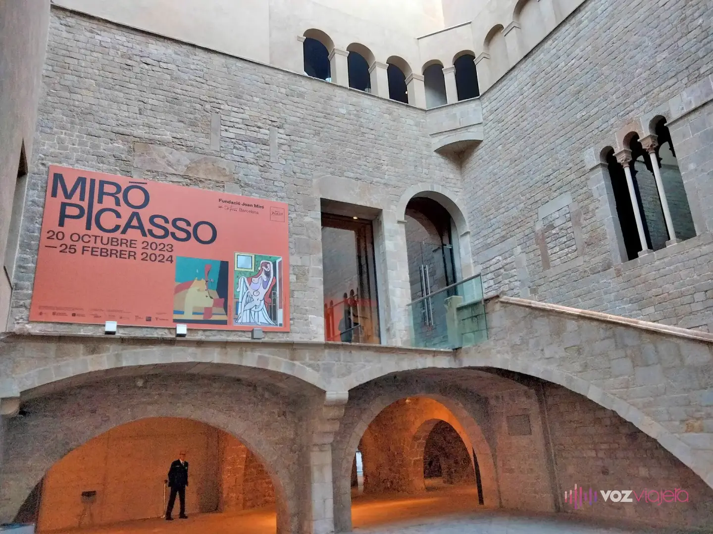 Patio gótico del Palau Finestres, en el Museu Picasso de Barcelona, con arcos de piedra y una escalera abierta