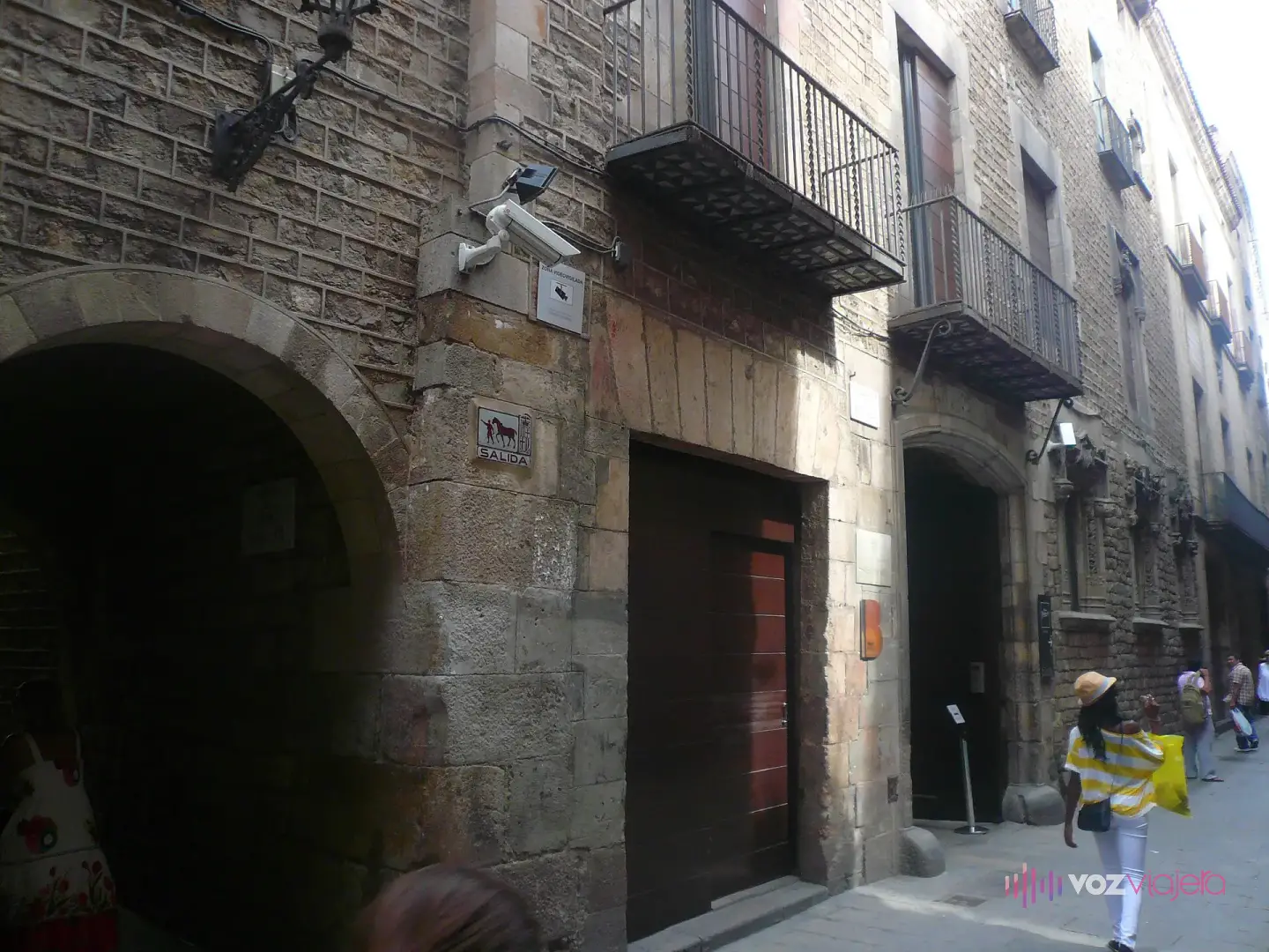 Fachadas de piedra de la calle Montcada con la entrada al Palau Aguilar, sede del Museu Picasso de Barcelona