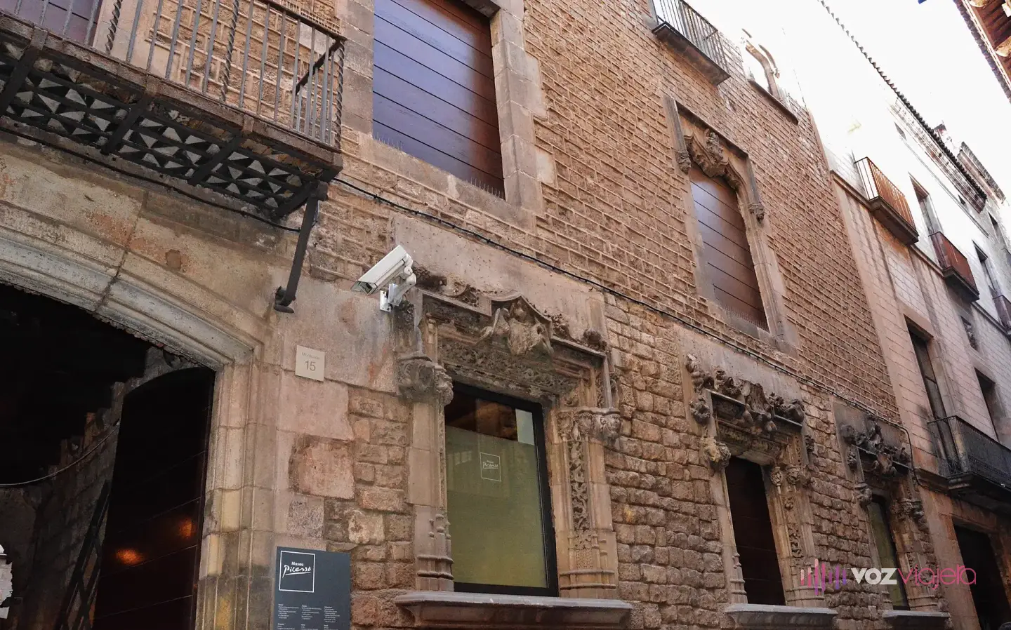 Fachada del Palau Meca en la calle Montcada, uno de los palacios del Museu Picasso de Barcelona